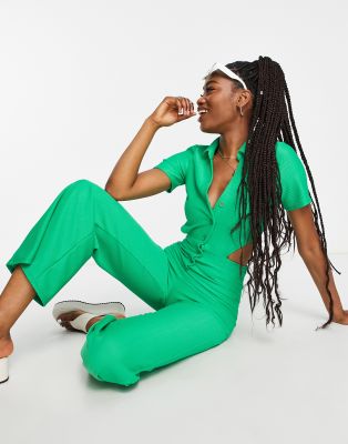 ASOS DESIGN - Retro-Jumpsuit aus geripptem Jersey in Grün mit Kragen