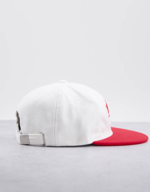 ASOS DESIGN Retro Snapback Cap in Rot und WeiB mit Stadt Print ASOS