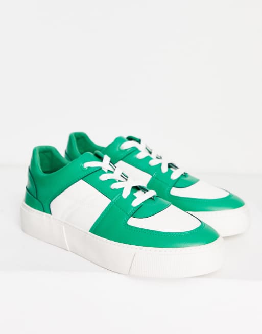 ASOS DESIGN Retro Sneaker aus Kunstleder in Grun WeiB ASOS