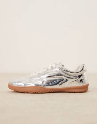 retro sneakers in silver with gum sole