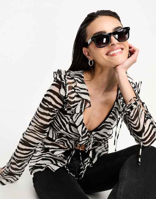 ASOS DESIGN retro square sunglasses in black , 3 of 4