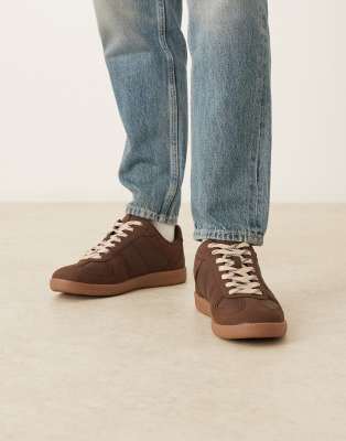   retro style trainer with brown pu and suedette panels with gum sole unit