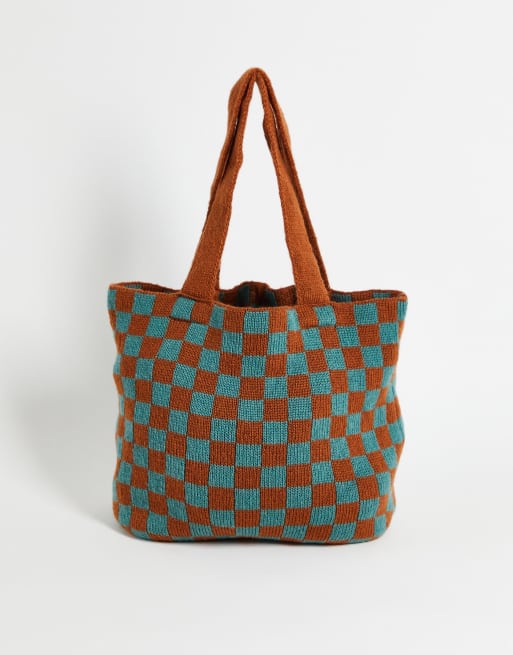 ASOS DESIGN – Retro-Tragetasche aus Strickmaterial in Braun und Blau kariert