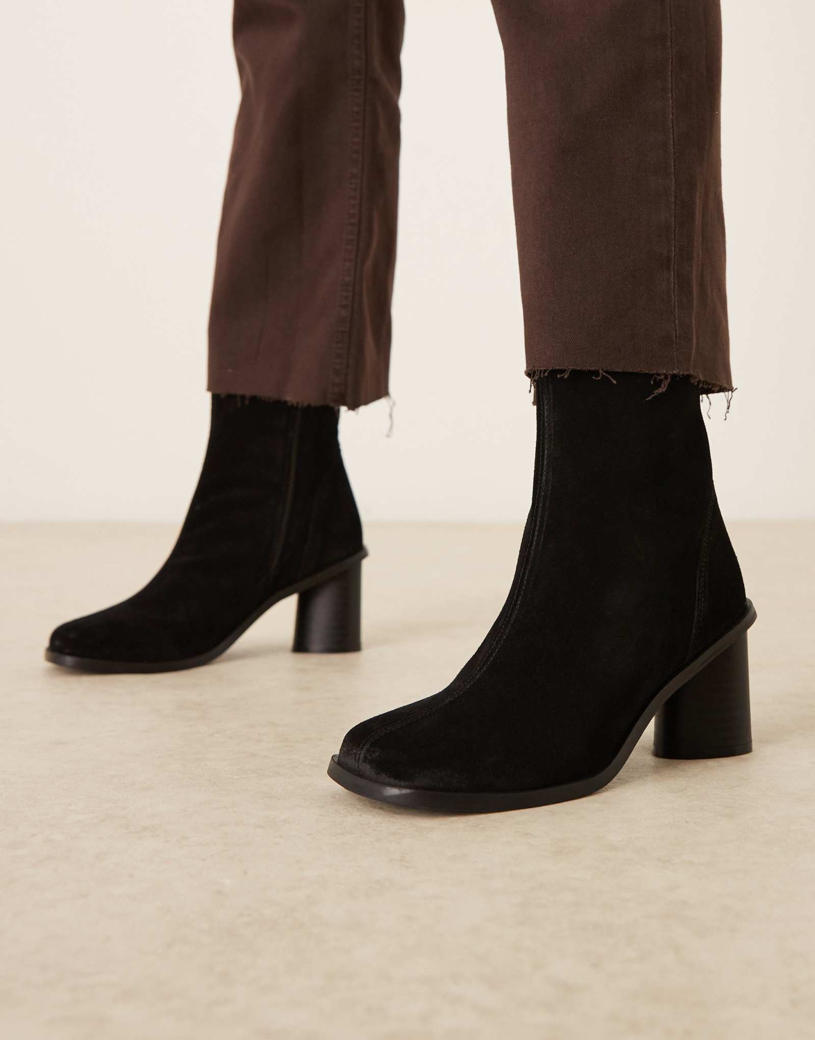 Замшевые ботильоны с круглым носком от ASOS DESIGN Rex черного цвета