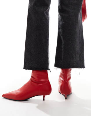 ASOS DESIGN - Rhiannon - Sock-Stiefel in Rot mit niedrigem Kitten-Heel-Absatz