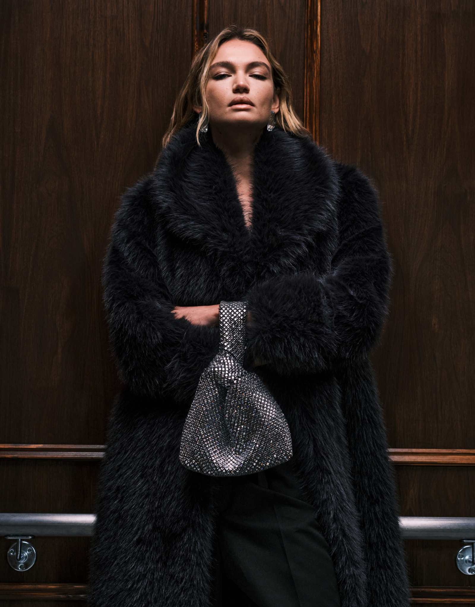 Серебристый клатч-сумочка ASOS DESIGN со стразами на петельке