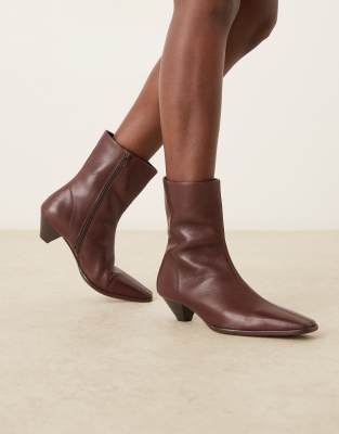 ASOS DESIGN - Rhodes - Ankle Boots aus Leder in Burgunderrot mit leicht abgerundeter Spitze und Absatz