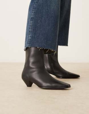 ASOS DESIGN - Rhodes - Ankle-Boots aus schwarzem Leder mit kantiger Zehenpartie und Absatz