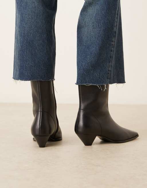 ASOS DESIGN – Rhodes – Ankle-Boots aus schwarzem Leder mit kantiger Zehenpartie und Absatz, 3 von 4