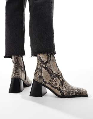 ASOS DESIGN - Ria - Lederstiefel mit Schlangenmuster in Naturtönen und mittelhohem Absatz-Bunt