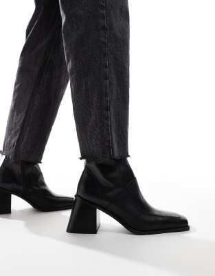 Ria mid-heel leather boots in black