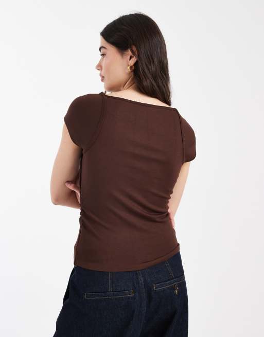 ASOS DESIGN rib boat neck T-shirt with ruched waist in chocolate, 4 of 4