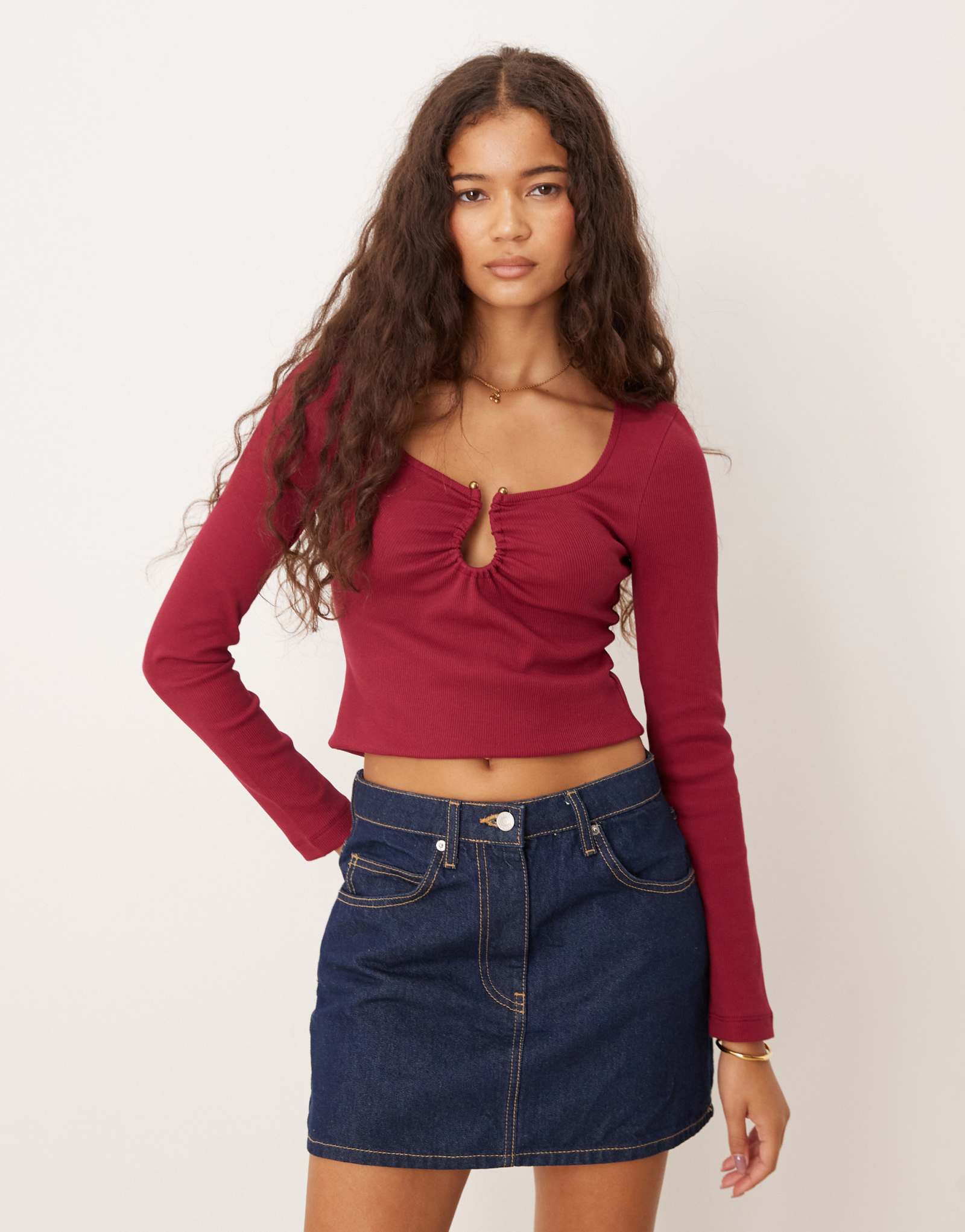 Топ ASOS DESIGN из ребристого трикотажа с длинным рукавом-каплевидным вырезом и фурнитурой бордового цвета