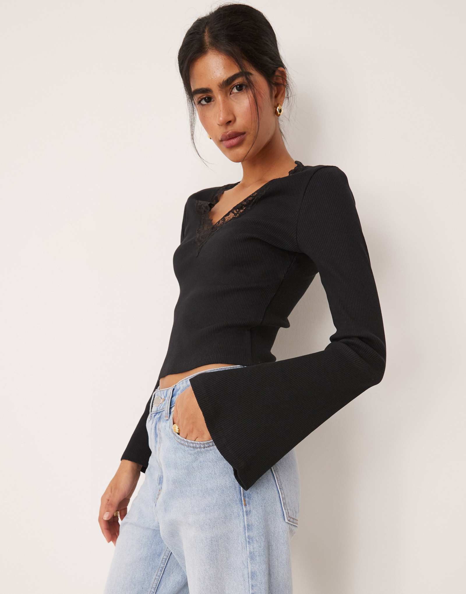 ДИЗАЙНЕРСКИЙ топ ASOS из трикотажа в рубчик с v-образным вырезом, кружевной отделкой и расклешенными рукавами черного цвета