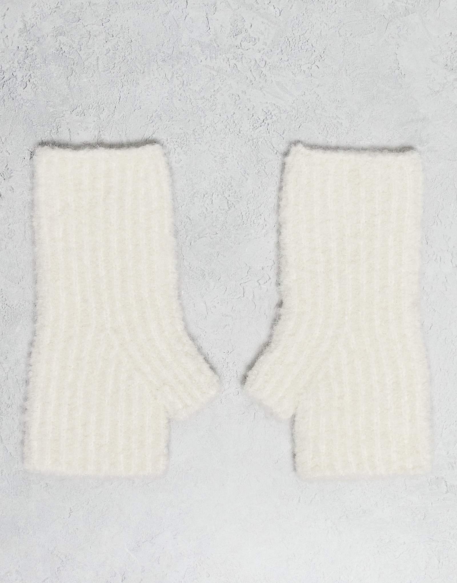 Дизайнерские перчатки ASOS из ребристого букле без пальцев белого цвета