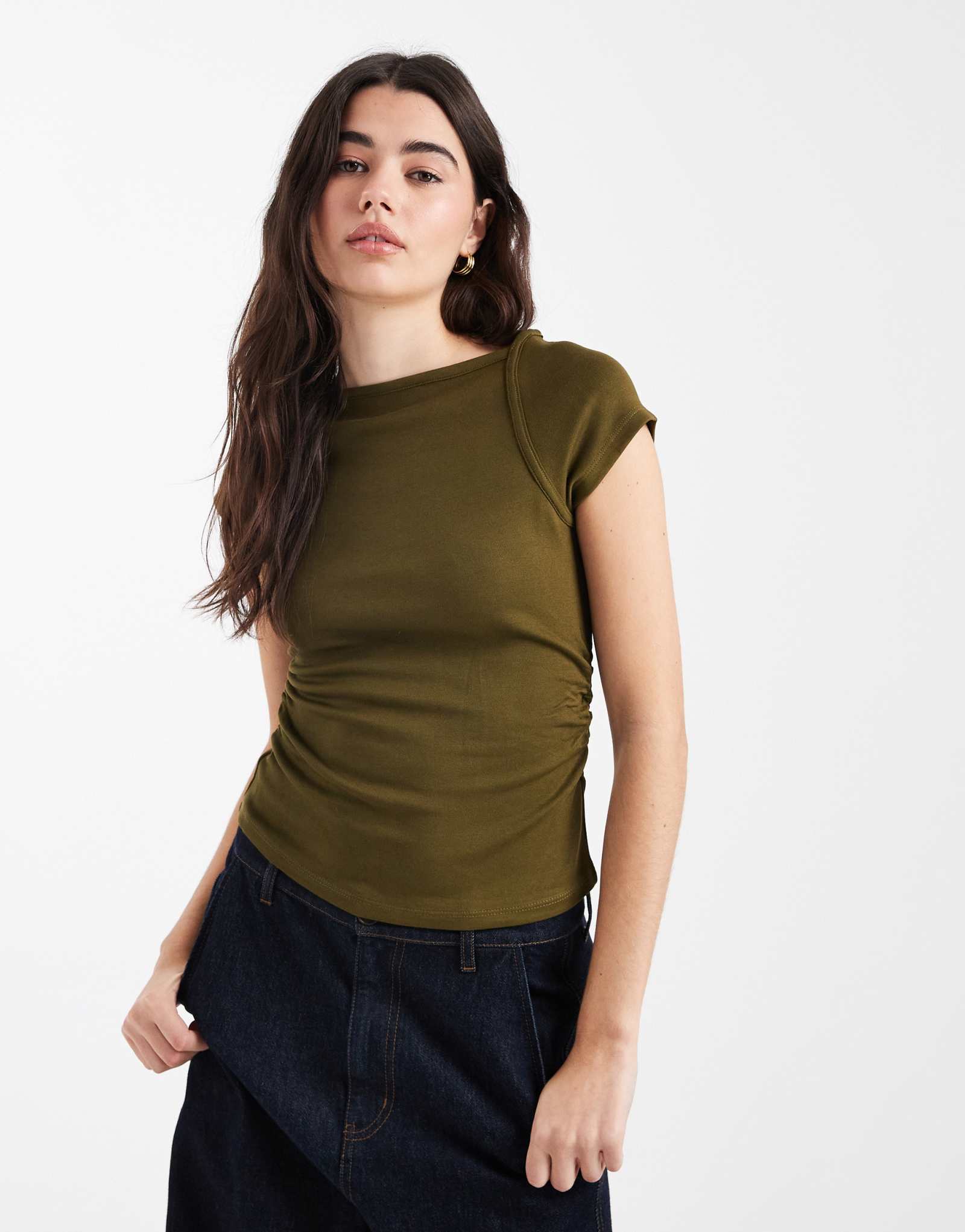 Футболка с короткими рукавами и рюшами в рубчик от ASOS DESIGN оливкового цвета