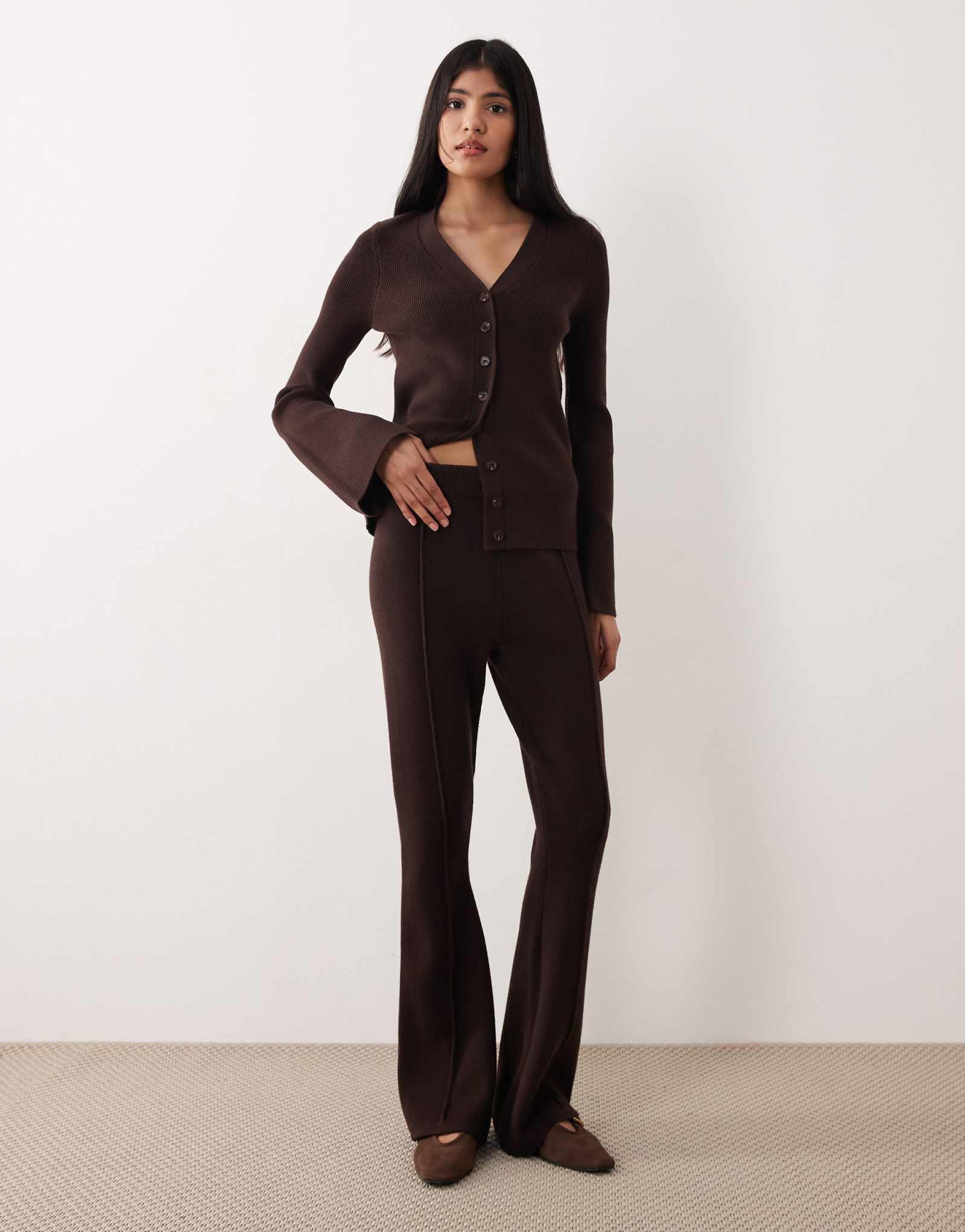 ДИЗАЙНЕРСКИЙ крой в рубчик от ASOS и расклешенные брюки шоколадного цвета - часть комплекта