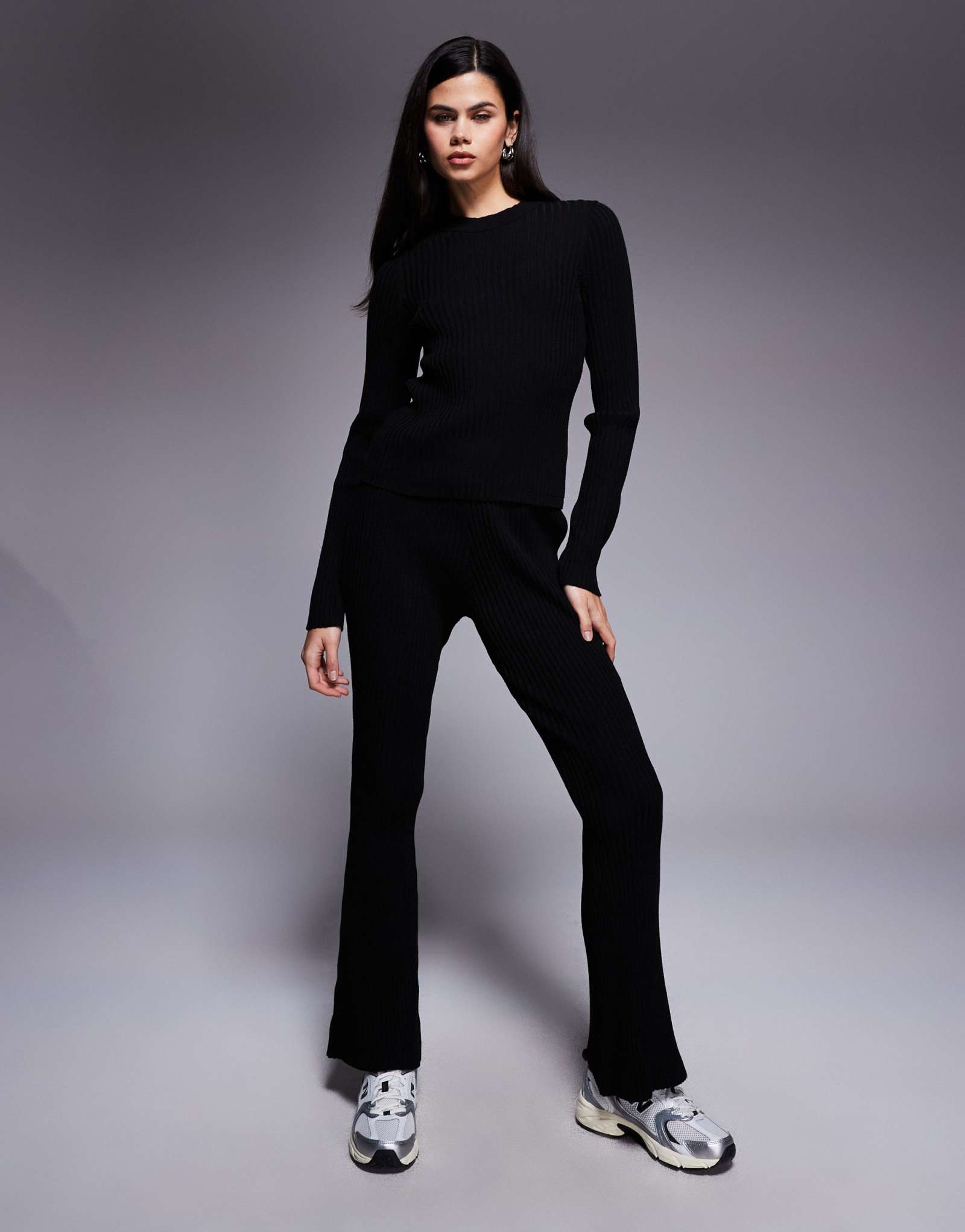 Дизайнерские трикотажные брюки-клеш в рубчик от ASOS черного цвета - часть комплекта