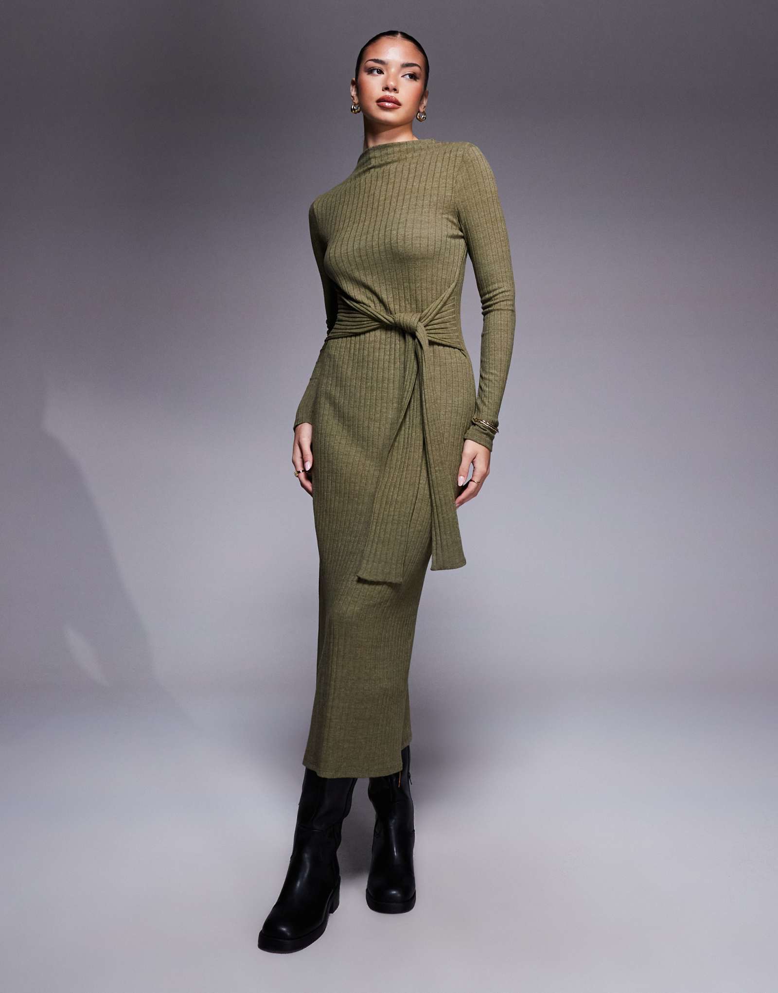 ДИЗАЙНЕРСКОЕ миди-платье ASOS в рубчик с длинным рукавом и высоким вырезом на завязках спереди цвета хаки