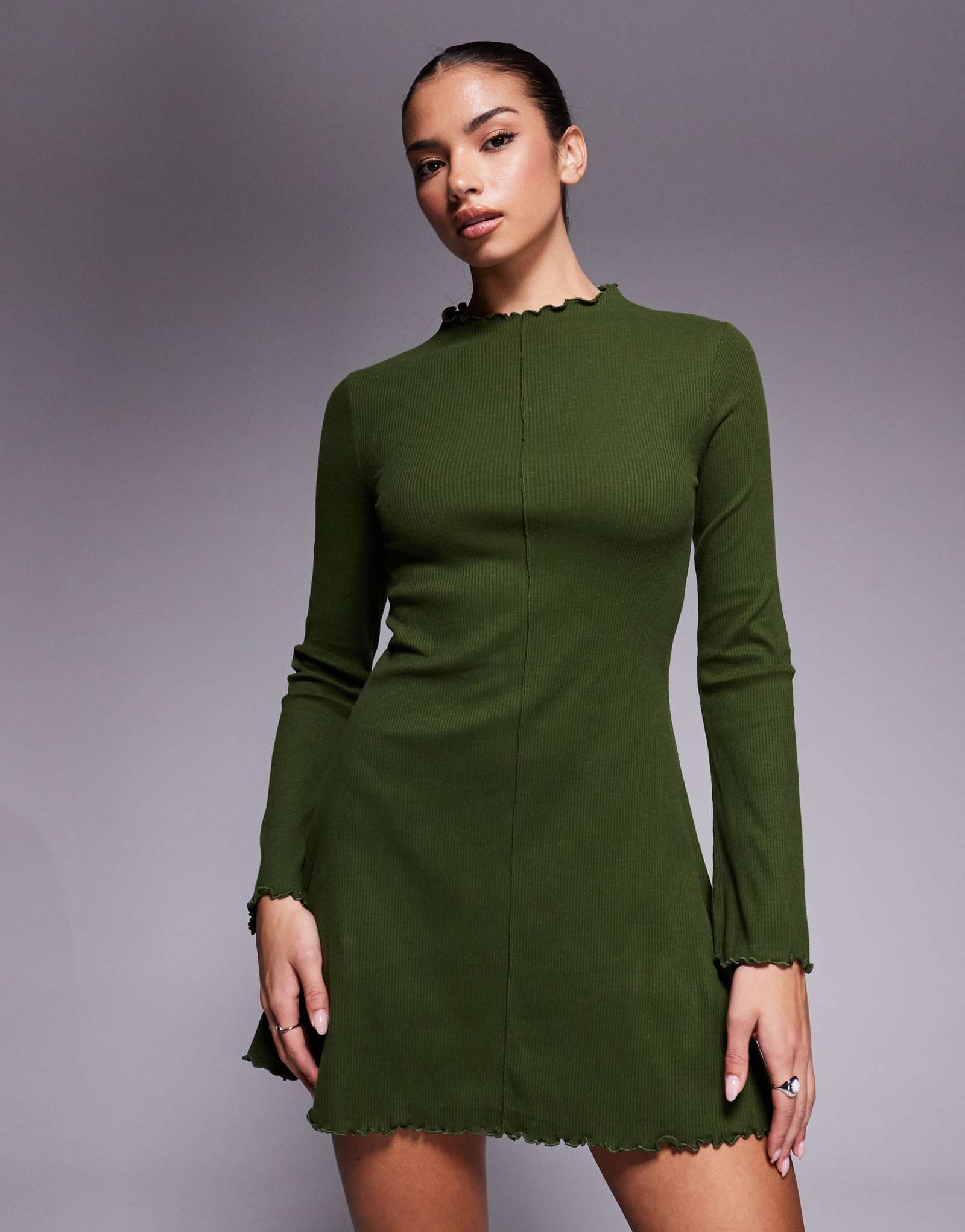 Мини-платье ASOS DESIGN в рубчик с длинным рукавом и салатовым подолом зеленого цвета хаки