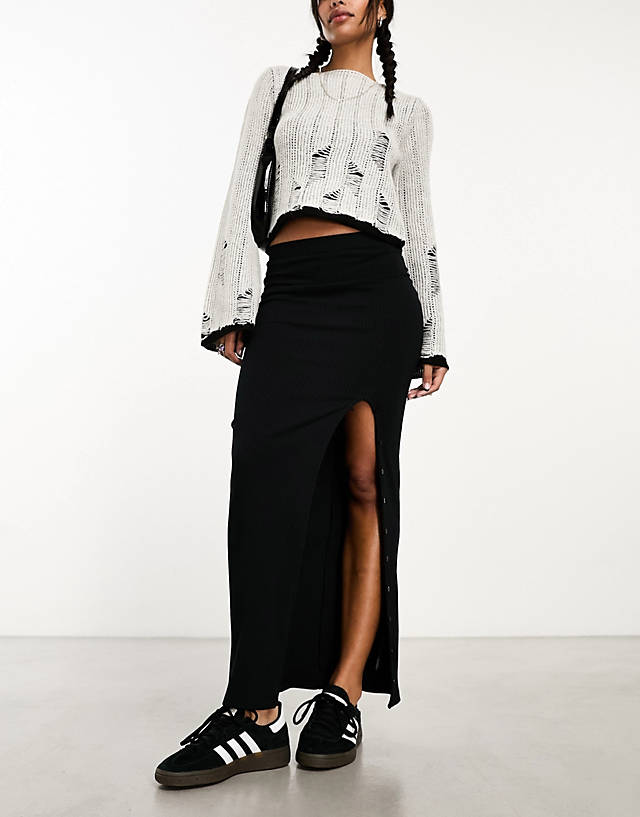 ASOS DESIGN - ribbed midi skirt with button up split in black