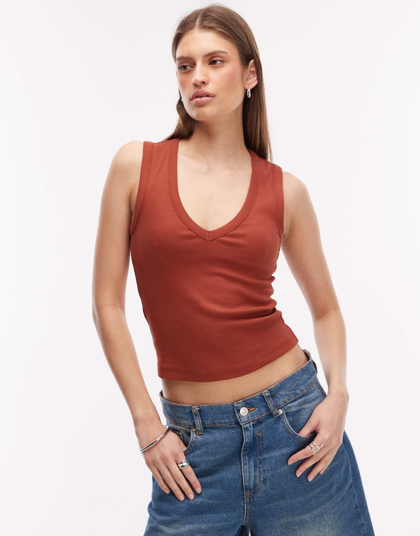 Майка ASOS DESIGN с V-образным вырезом в рубчик цвета ржавчины