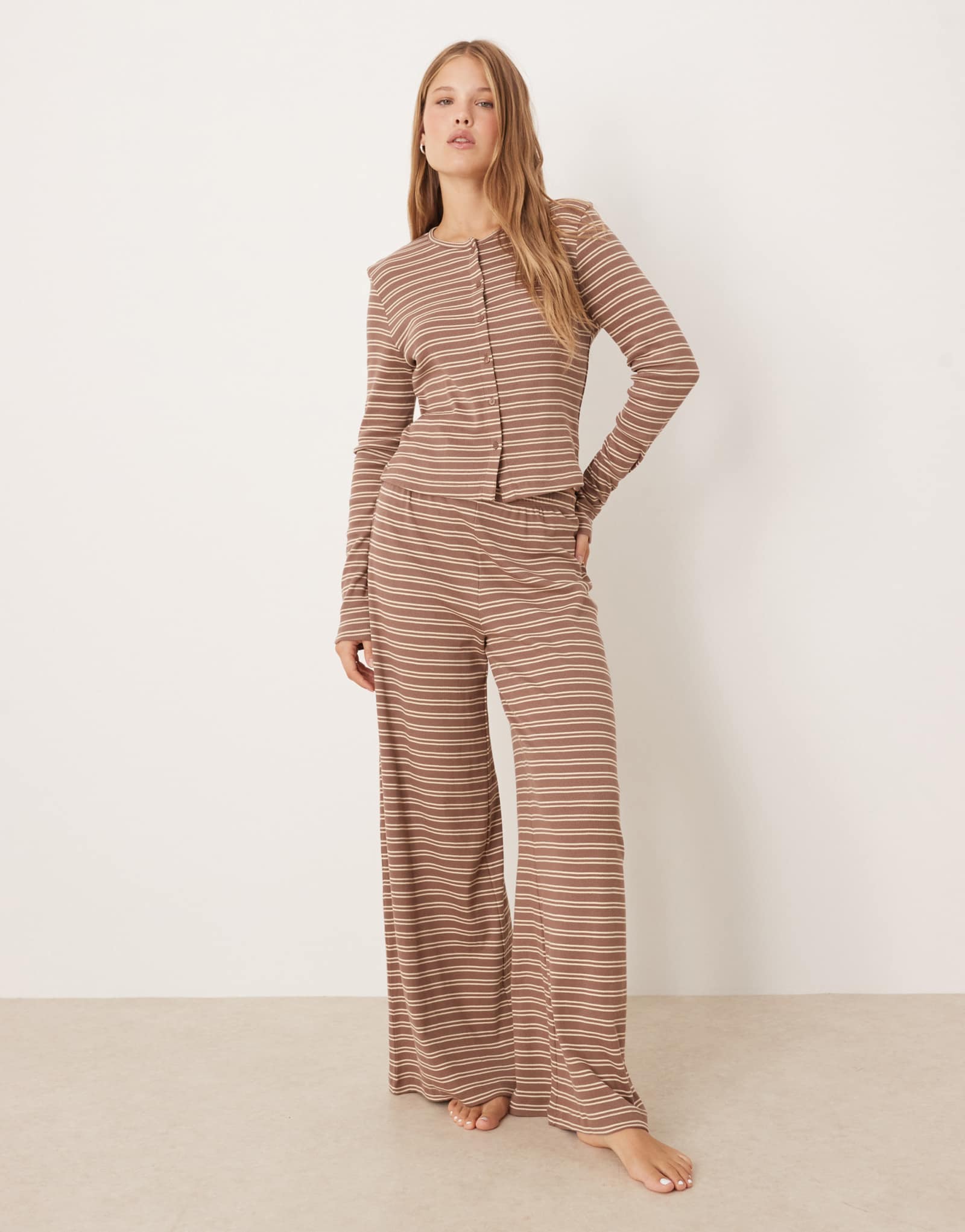 Широкие брюки ASOS DESIGN в рубчик в коричневую полоску