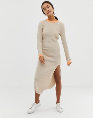 ASOS DESIGN – ribbstickad klänning med slits framtill-Sandfärgad