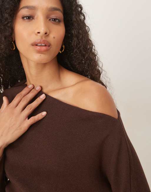 ASOS DESIGN - Ribgebreide asymmetrische top met blote schouder in chocoladebruin, 2 van 4