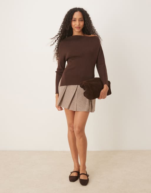 ASOS DESIGN - Ribgebreide asymmetrische top met blote schouder in chocoladebruin, 4 van 4