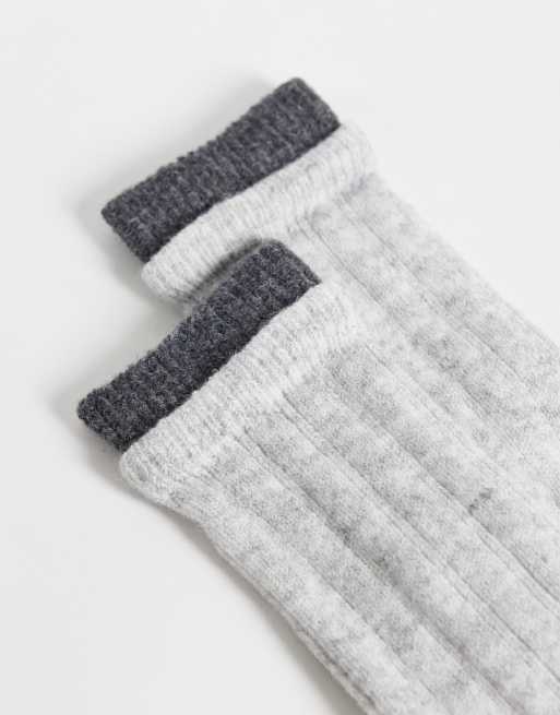 ASOS DESIGN ribstrikkede sokker med lagdelt blød flæsekant i grå og kulsort, 3 af 3