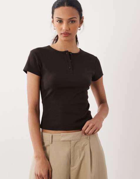 ASOS DESIGN - Ribstrikket baby-T-shirt med Henley-detalje - Del af sæt - view 1
