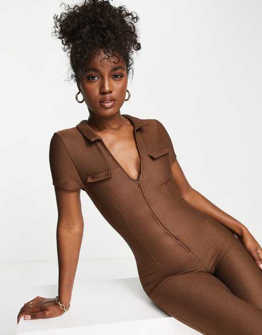 ASOS DESIGN - Ribstrikket brunt 70'er-jumpsuit med krave og lynlås foran, 3 af 4