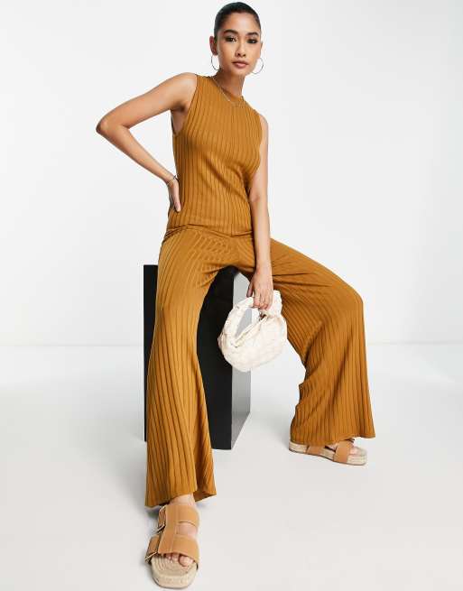 ASOS DESIGN - Ribstrikket ærmeløs smockjumpsuit i tobak