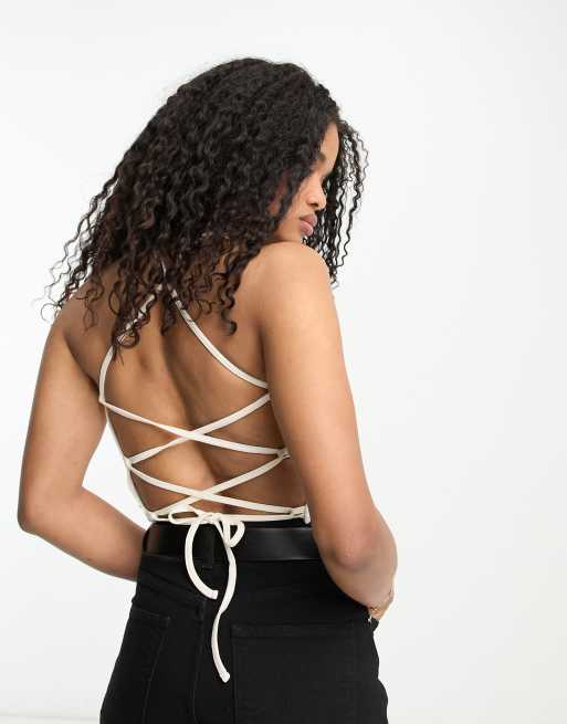 ASOS DESIGN - Ribstrikket T-shirt med firkantet hals og stropper på ryggen i cremehvid
