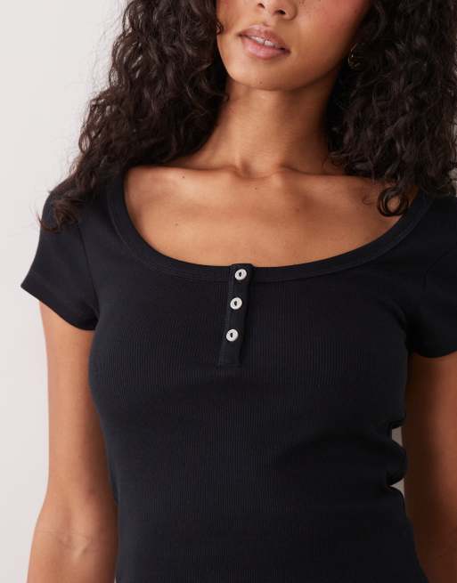 ASOS DESIGN ribstrikket top med dyb rund hals og henley-knaplukning i sort, 3 af 4
