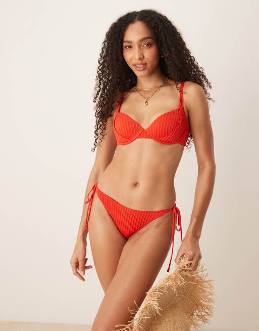 ASOS DESIGN – Riddy – Czerwona prążkowana góra od bikini z fiszbinami i poduszkami