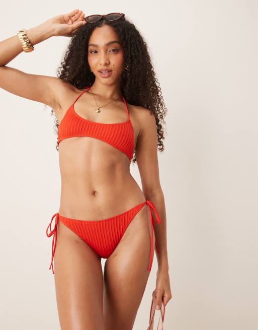 ASOS DESIGN – Riddy – Czerwony prążkowany dół od bikini z wiązaniami po bokach i głębokimi wycięciami