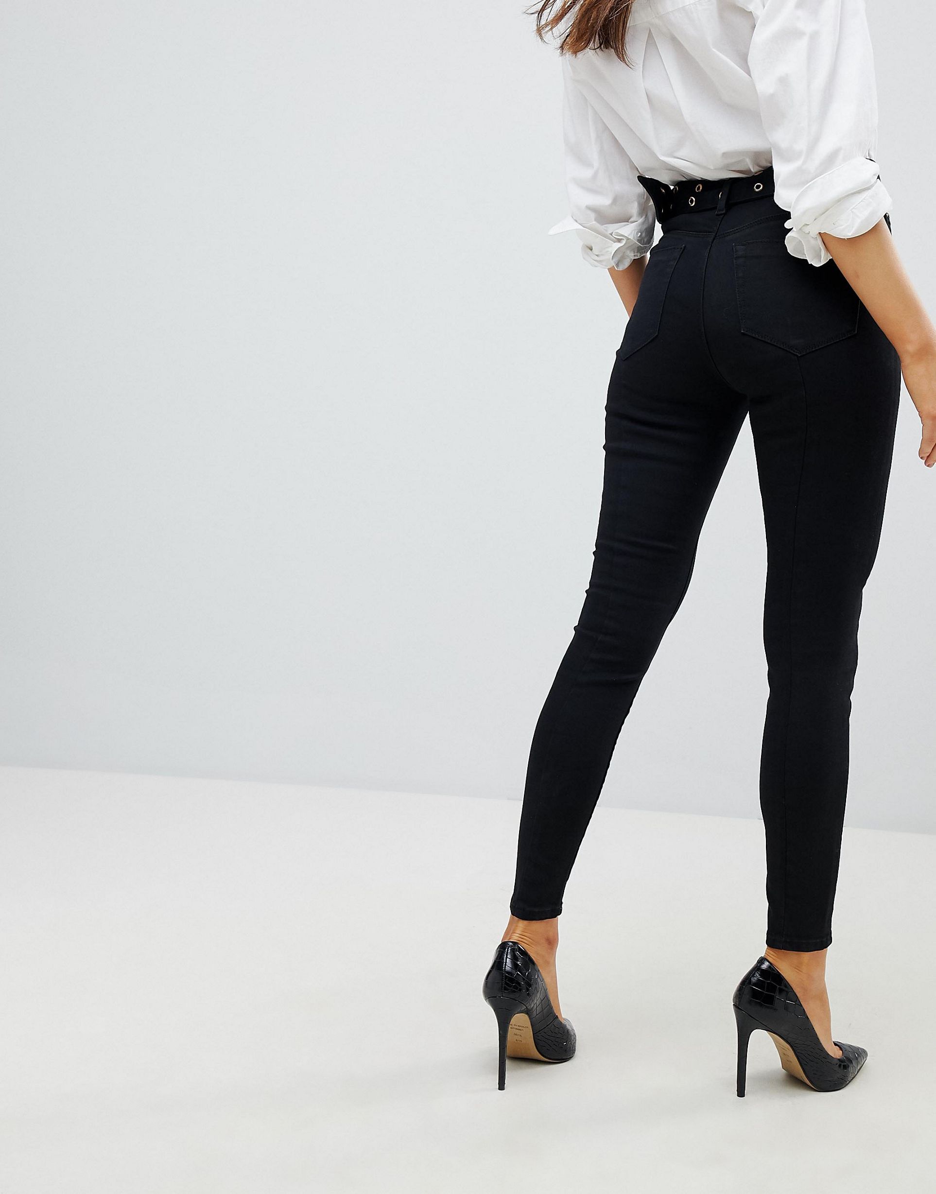 Черные джинсы девушки