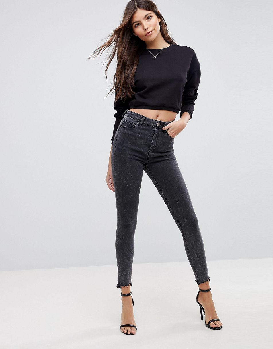 Черные джинсы девушки