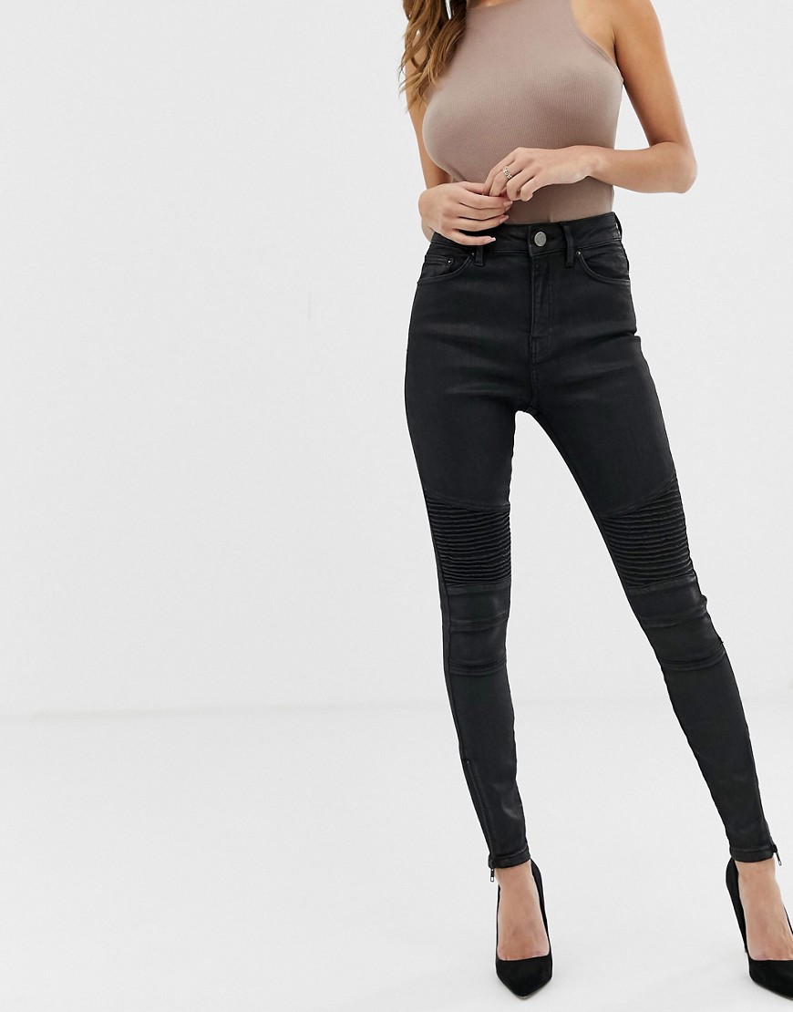 ASOS DESIGN - Ridley - Jeans met hoge taille, zwarte coating en bikerdetail op de knieën