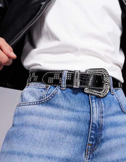 ASOS DESIGN - Riem met studs in dambordmotief van imitatie-krokodillenleer in zwart met western gesp met siersteentjes