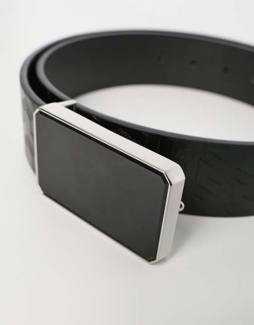 ASOS DESIGN - Riem van imitatieleer met email gesp en motief in reliëf in zwart