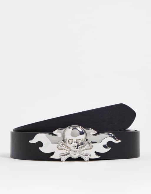 ASOS DESIGN - Riem van imitatieleer met zilveren gesp met vlammen en schedel in zwart