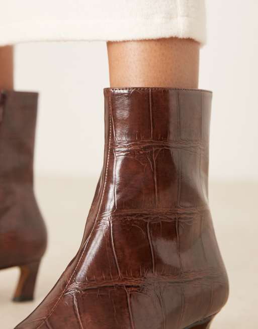 ASOS DESIGN - Riley - Enkellaarzen met halfhoge hak in bruin croc, 3 van 4