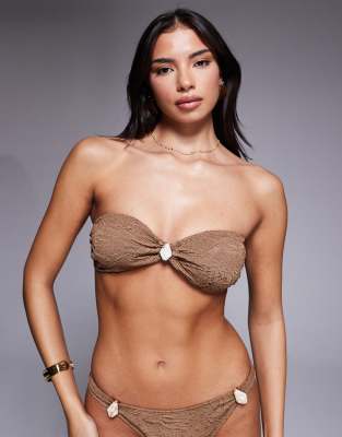 ASOS DESIGN - Riley Mykonos - Trägerloses wattiertes Bikinioberteil aus Kunstharz in Mokka mit verdrehtem Detail-Brown