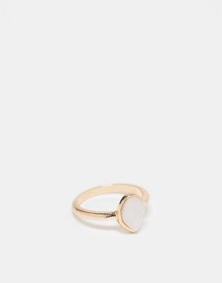 ASOS DESIGN - Ring in Goldoptik mit Kunstperlendetail aus Emaille-Goldfarben