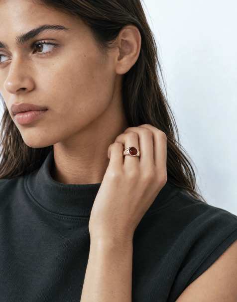 ASOS DESIGN ring med oval bärnstensten i guldtonad infattning - view 1