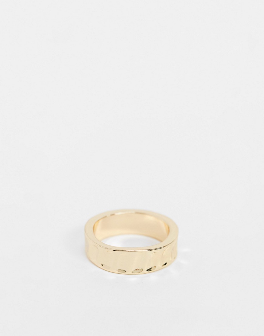 ASOS DESIGN - Ring met beslagen design in goudkleur
