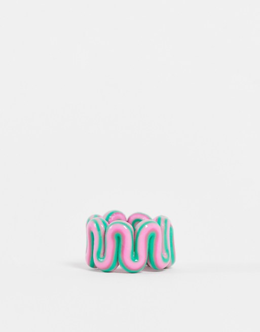 ASOS DESIGN - Ring met ontwerp van dik slingerend kunststof in gemarmerd groen en roze